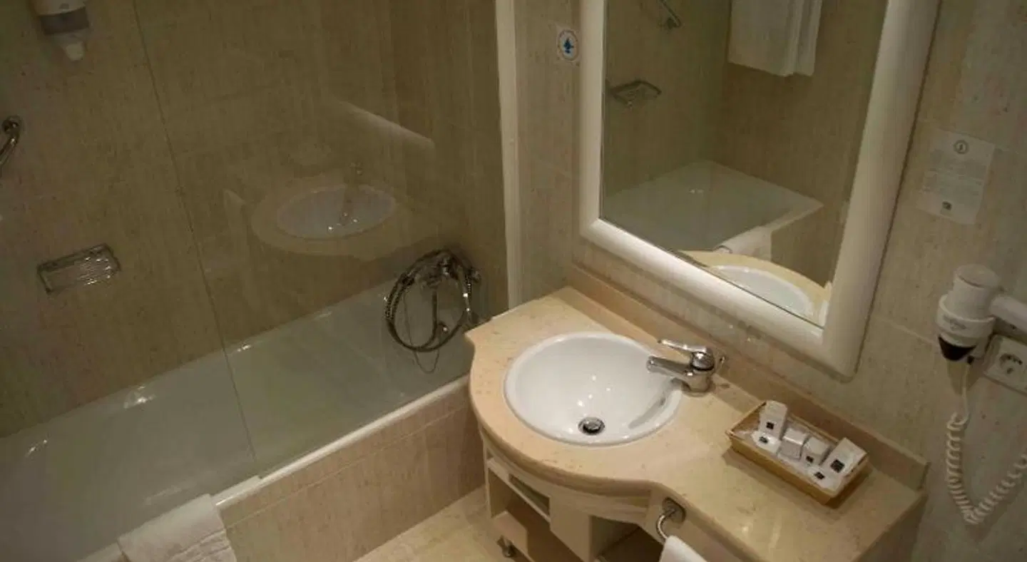 Aparthotel las Dunas BATHROOM