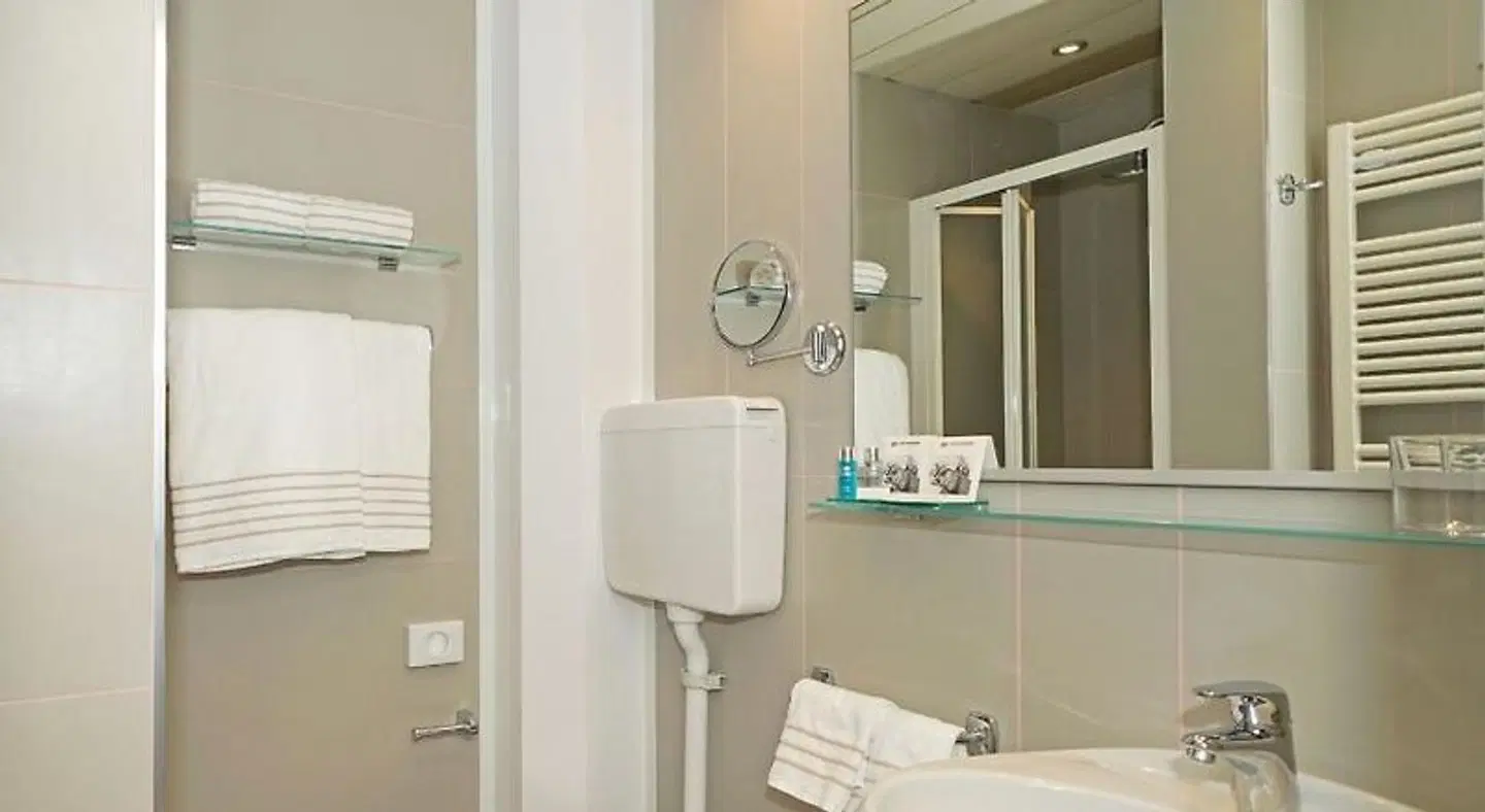 Bike Hotel La Perla BATHROOM