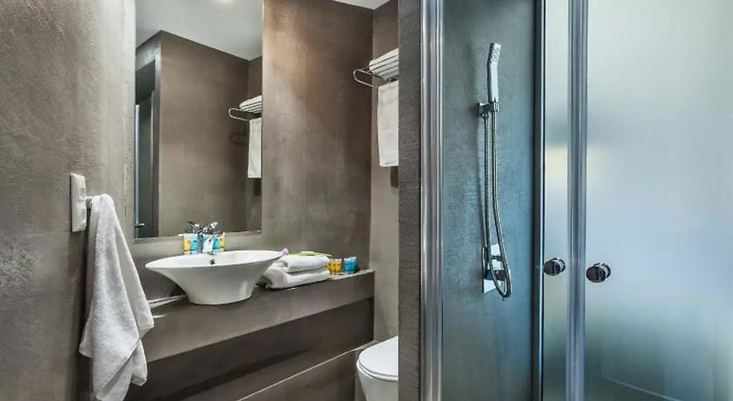 Atrium Hotel BATHROOM