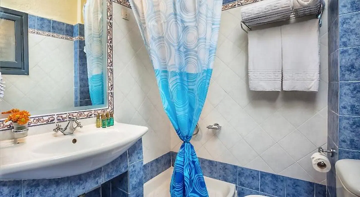 Atrium Hotel BATHROOM