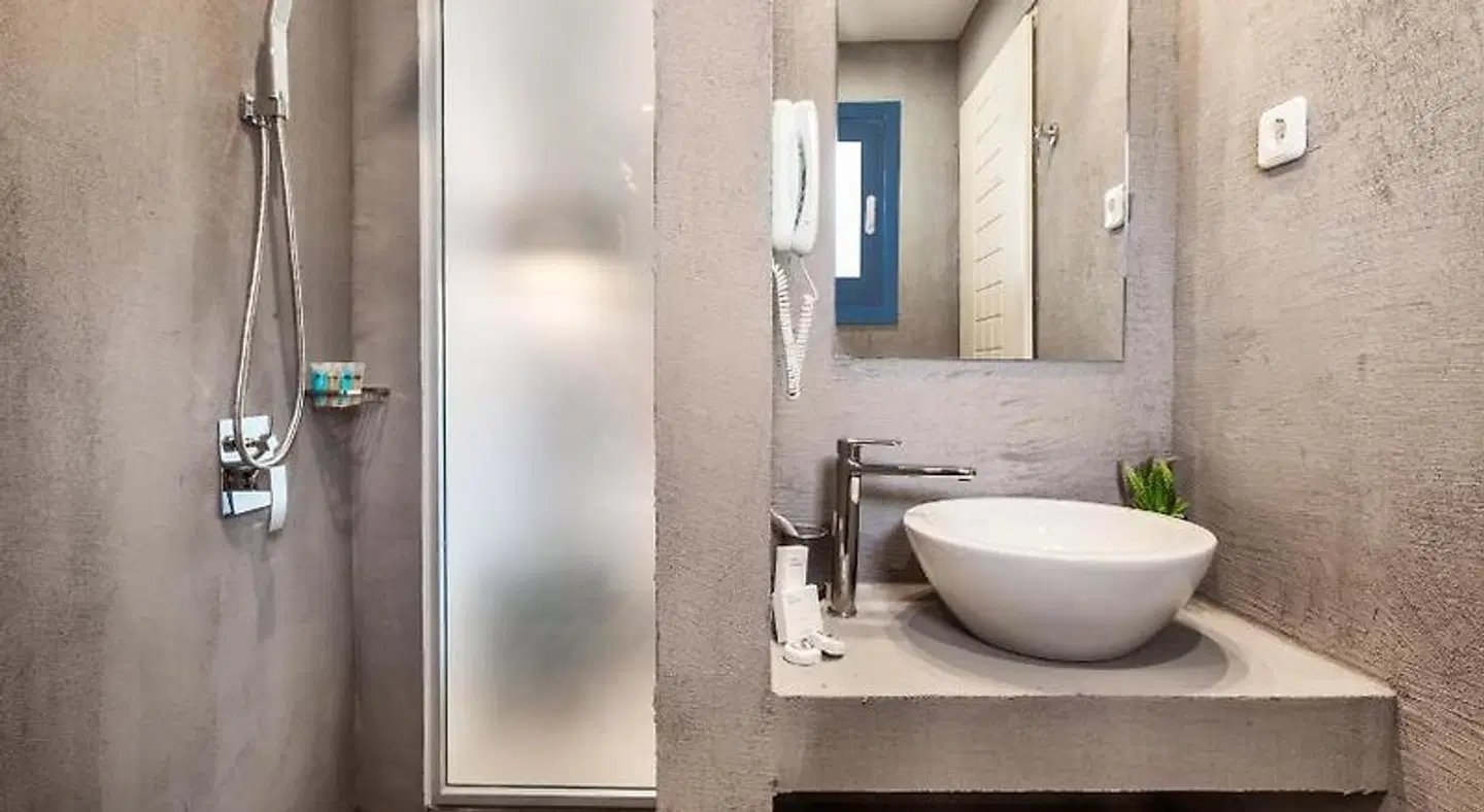 Atrium Hotel BATHROOM