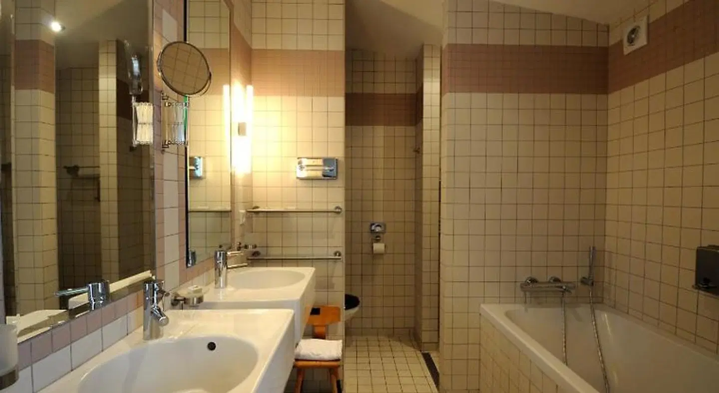 Villa Augustus BATHROOM