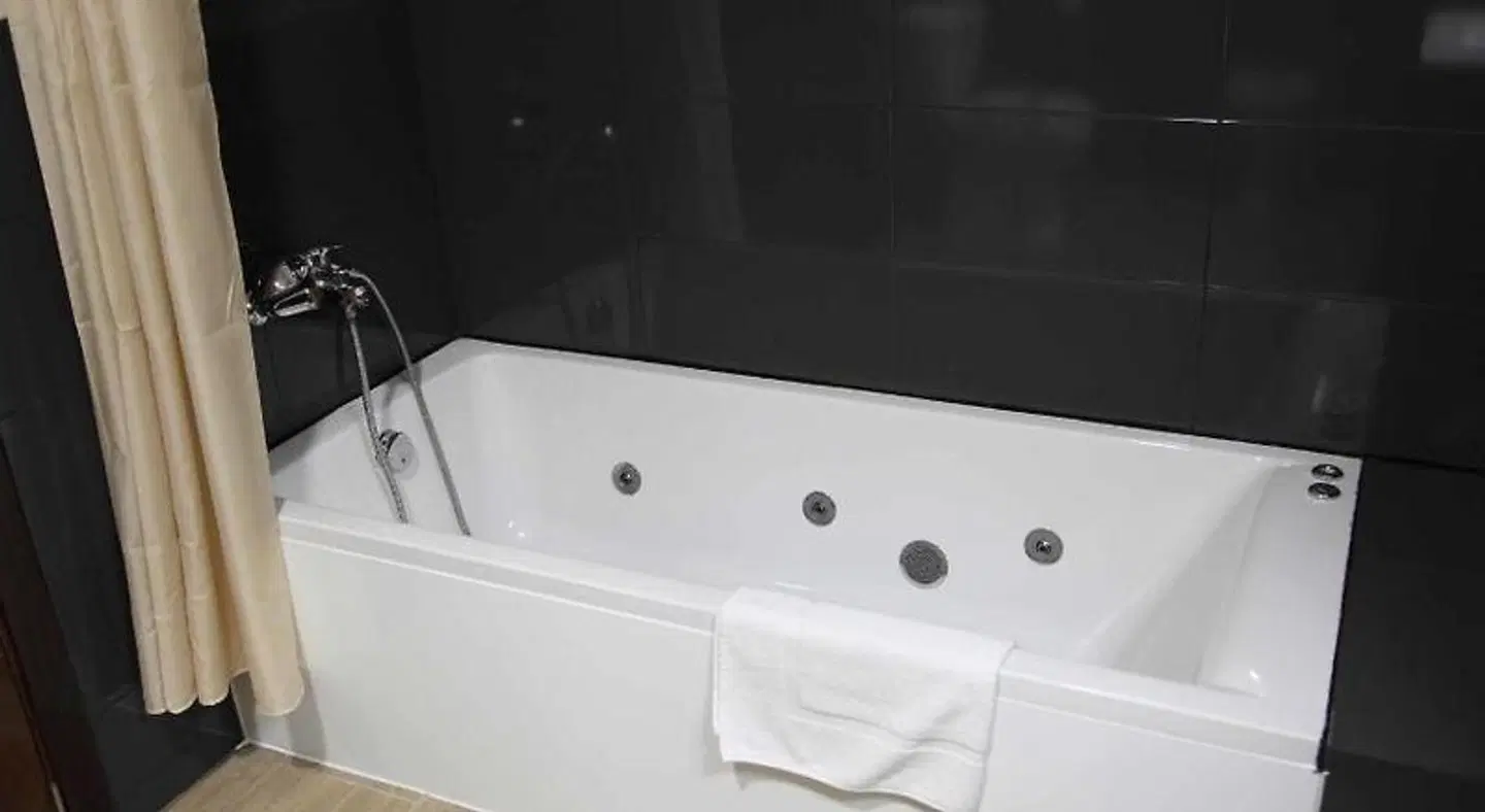 Hotel Restaurante Casa Lorenzo BATHROOM