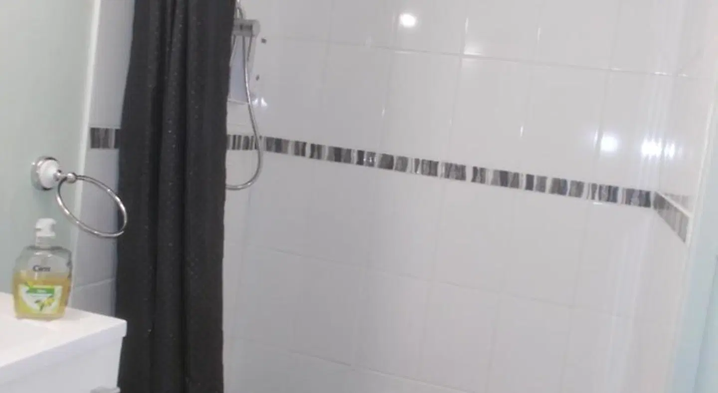 Webb's of Glomel BATHROOM
