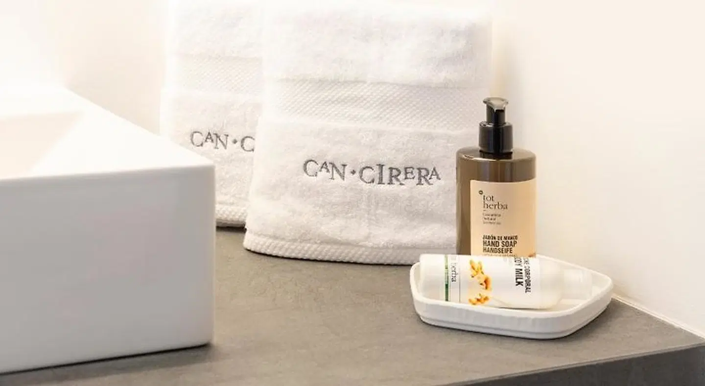 Hotel Can Cirera BATHROOM