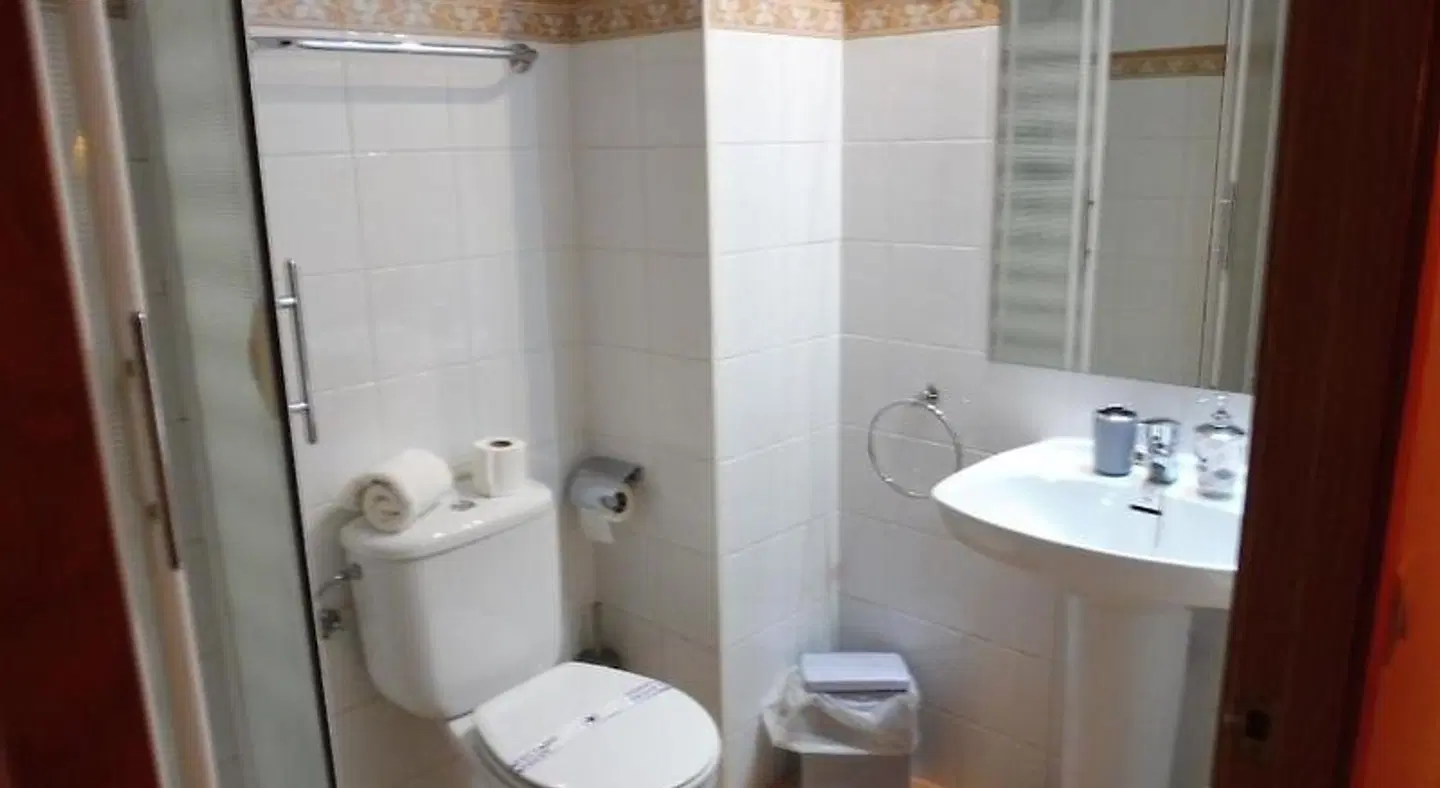 Hostal Cal Batista BATHROOM