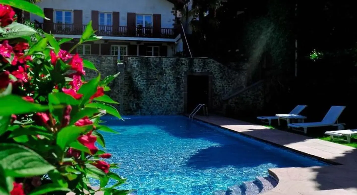 Les Pyrenees OUTDOOR_POOL