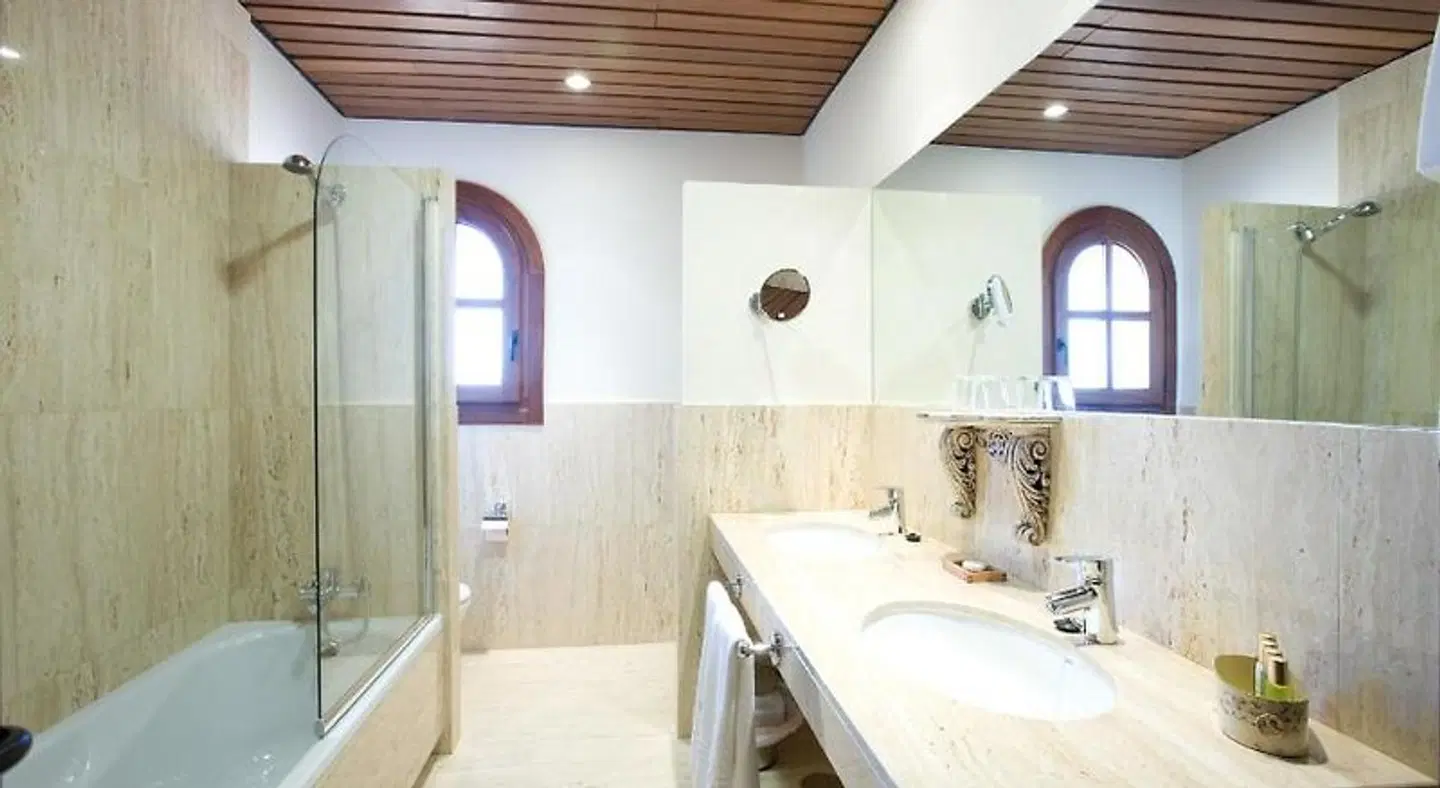 Bodegas Hacienda Albae BATHROOM