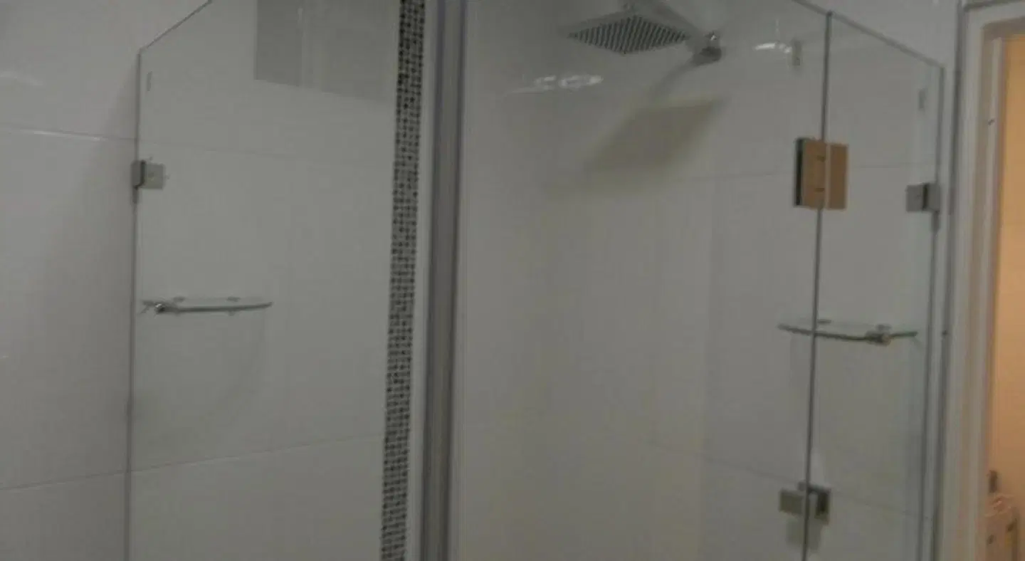 Alabaster Motor Inn BATHROOM