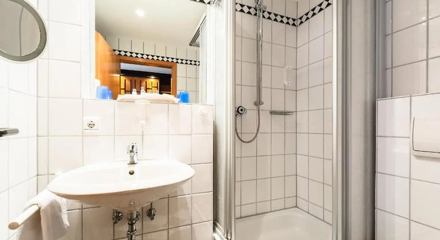 Hotel Zur Alten Schmiede BATHROOM