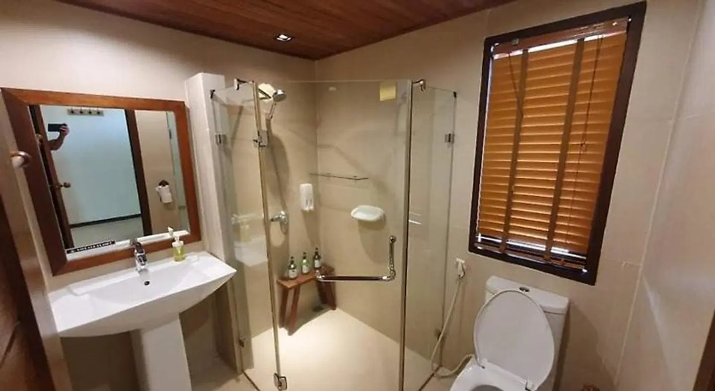 Salad Hut BATHROOM