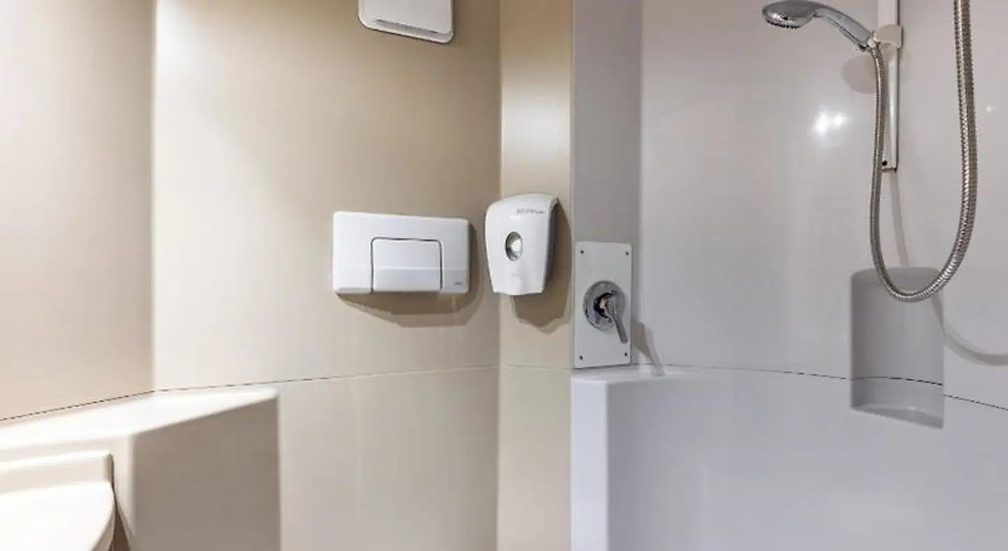 Premiere Classe Lille Nord - Roncq BATHROOM