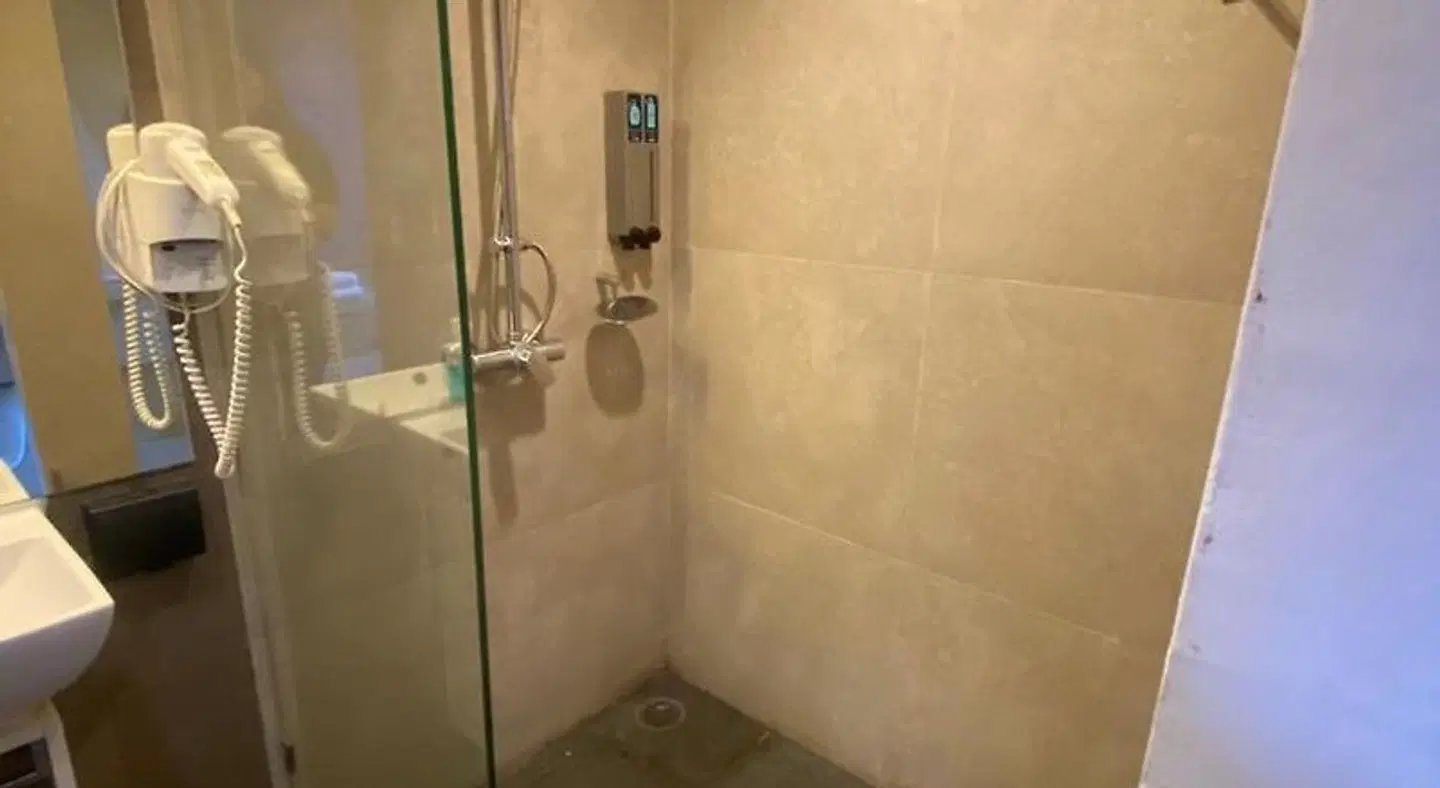 The Xtreme Hotel BATHROOM