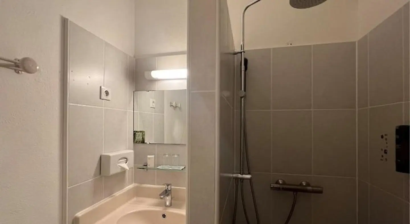 Hôtel le Gavrinis BATHROOM