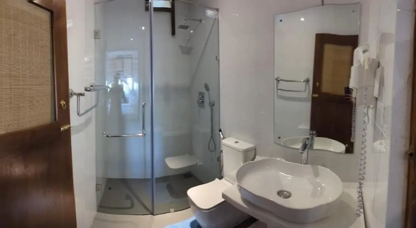 Suriya Arana BATHROOM