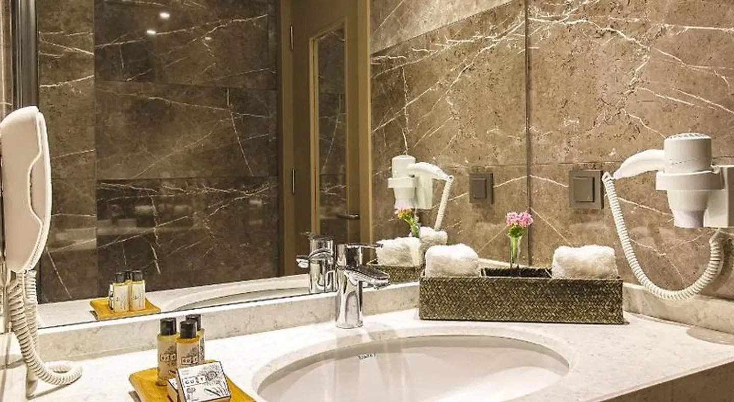 Redmont Hotel Nisantasi BATHROOM