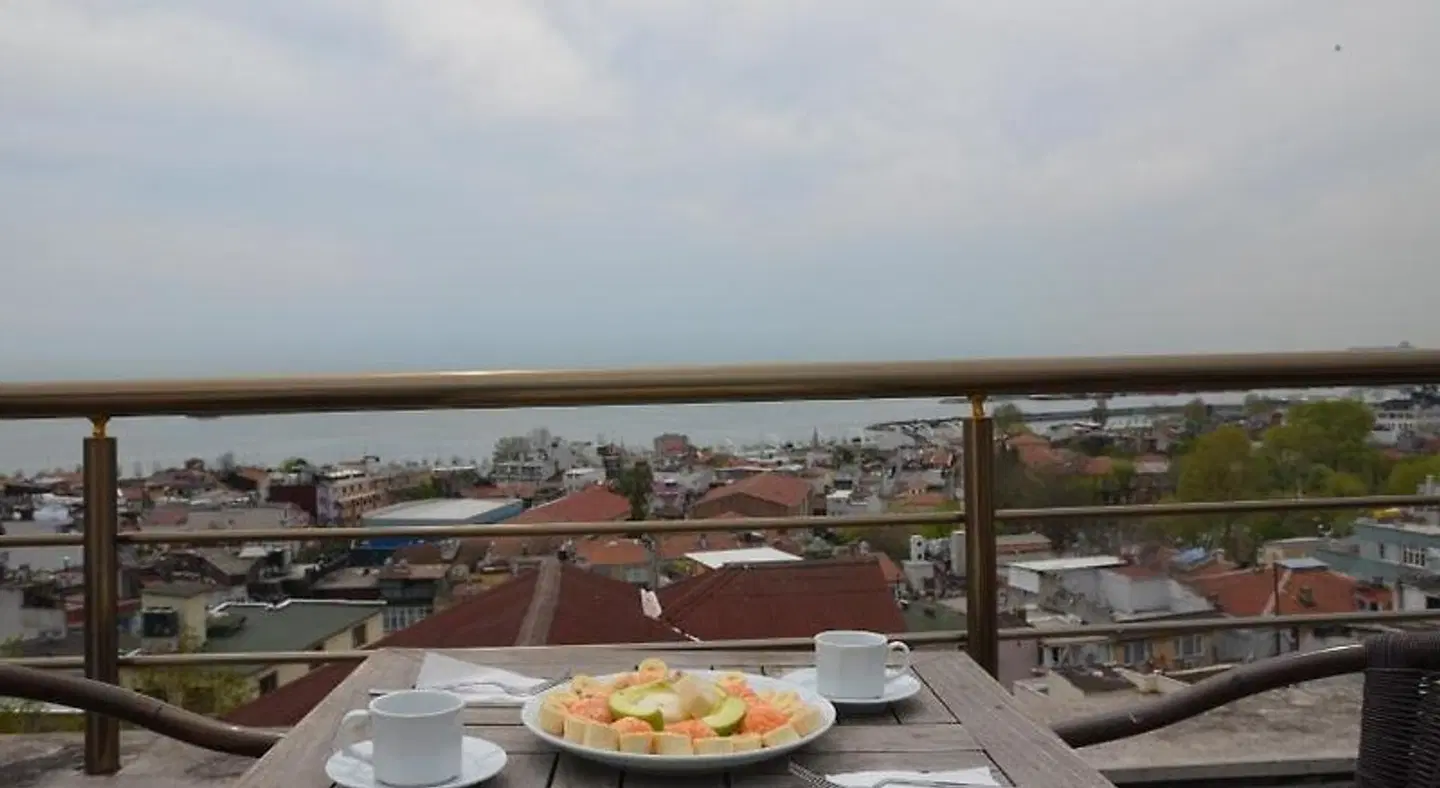 The Reina Hotel TERRACE