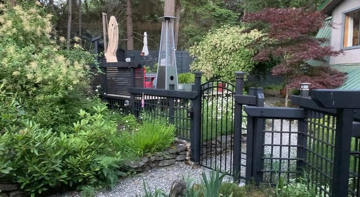 Salt Spring Carriage House B&B GARDEN