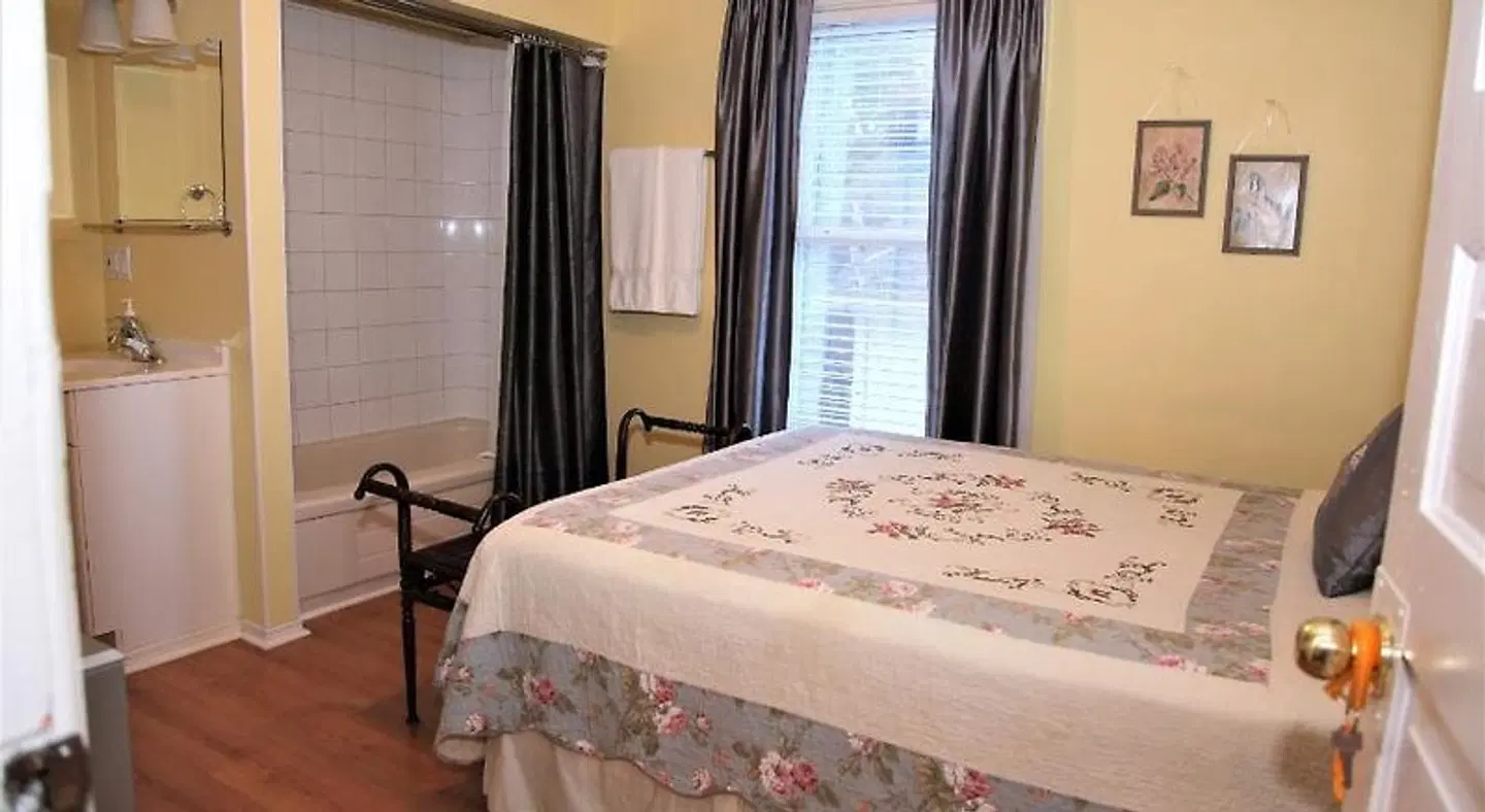 Ambiance by the Falls Bed and Breakfast ROOM_EXAMPLE