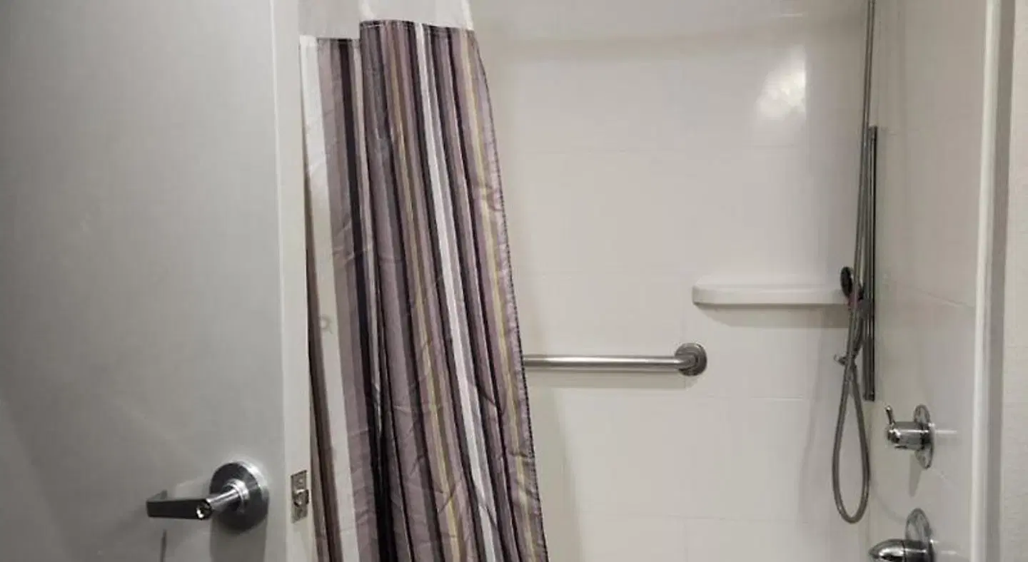 La Quinta Inn & Suites Dallas Grand Prairie North BATHROOM
