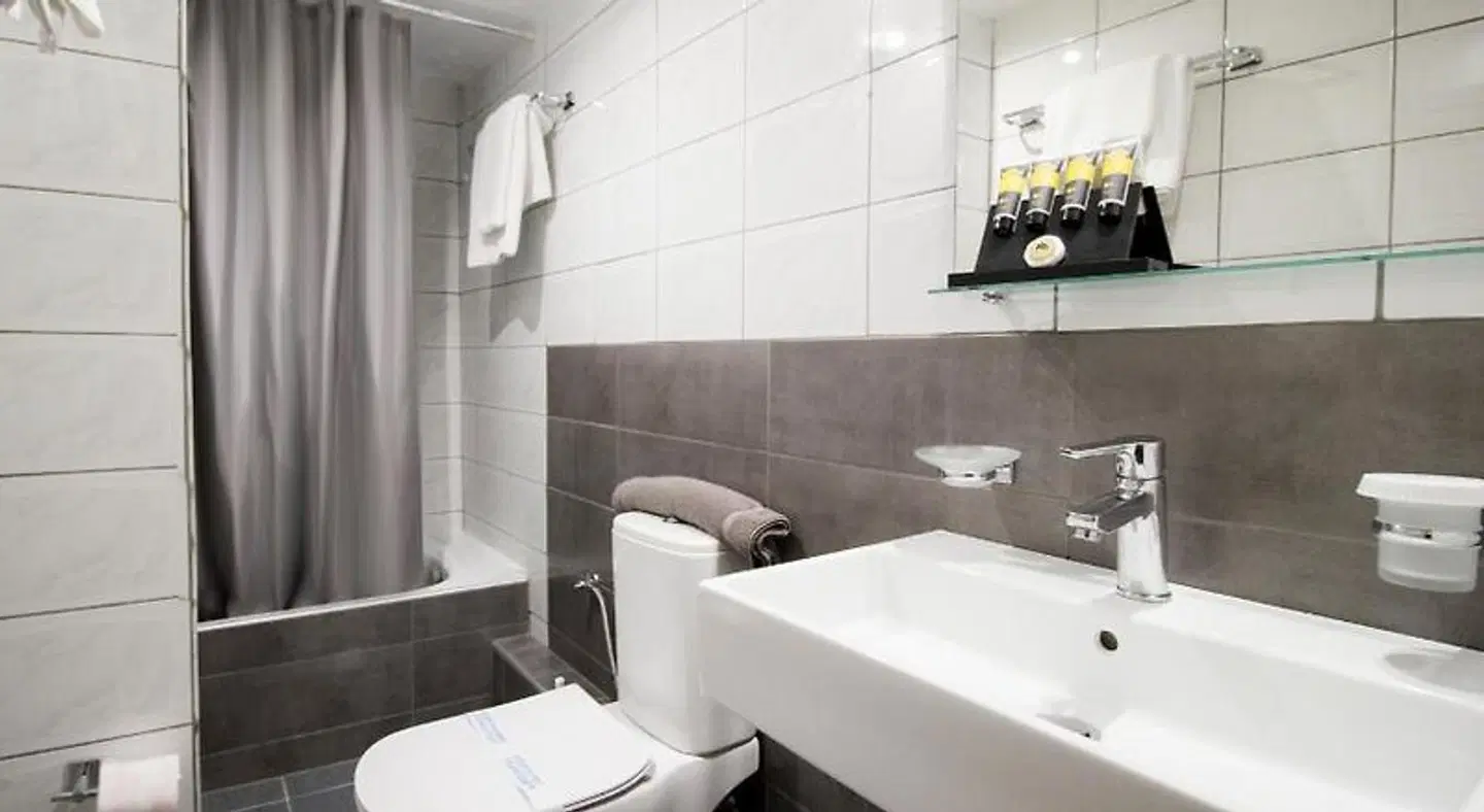 Hotel Lithaion BATHROOM