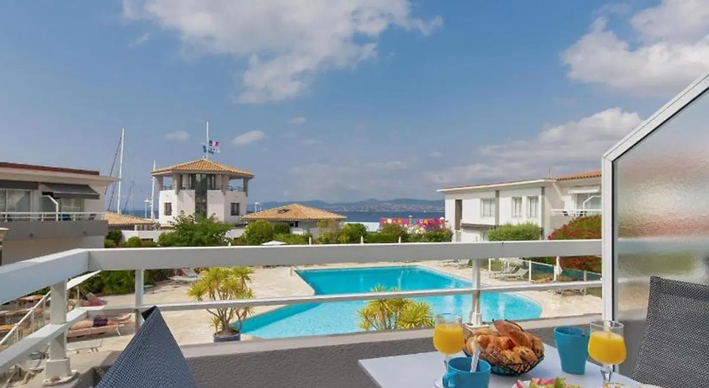 Best Western Plus Hôtel La Marina OUTDOOR_POOL