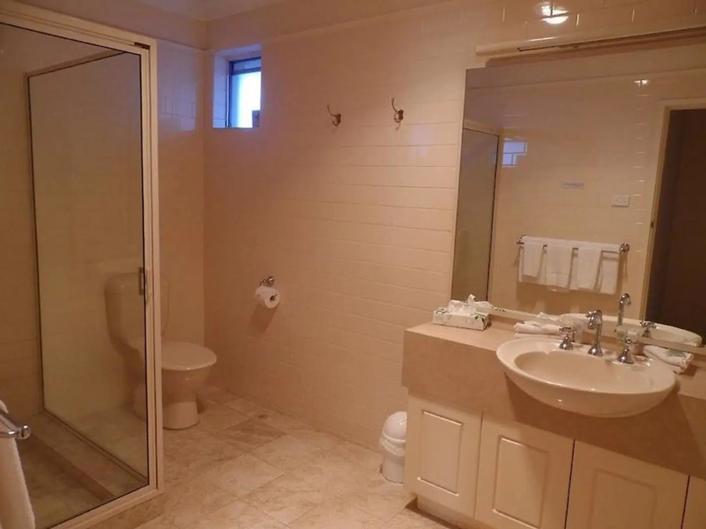 Clifton Motel & Grittleton Lodge BATHROOM