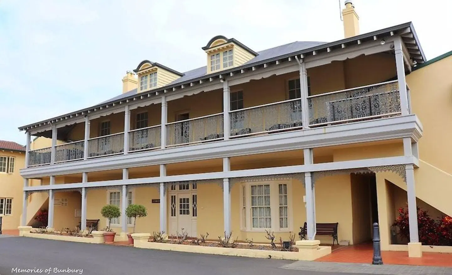 Clifton Motel & Grittleton Lodge EXTERIOR