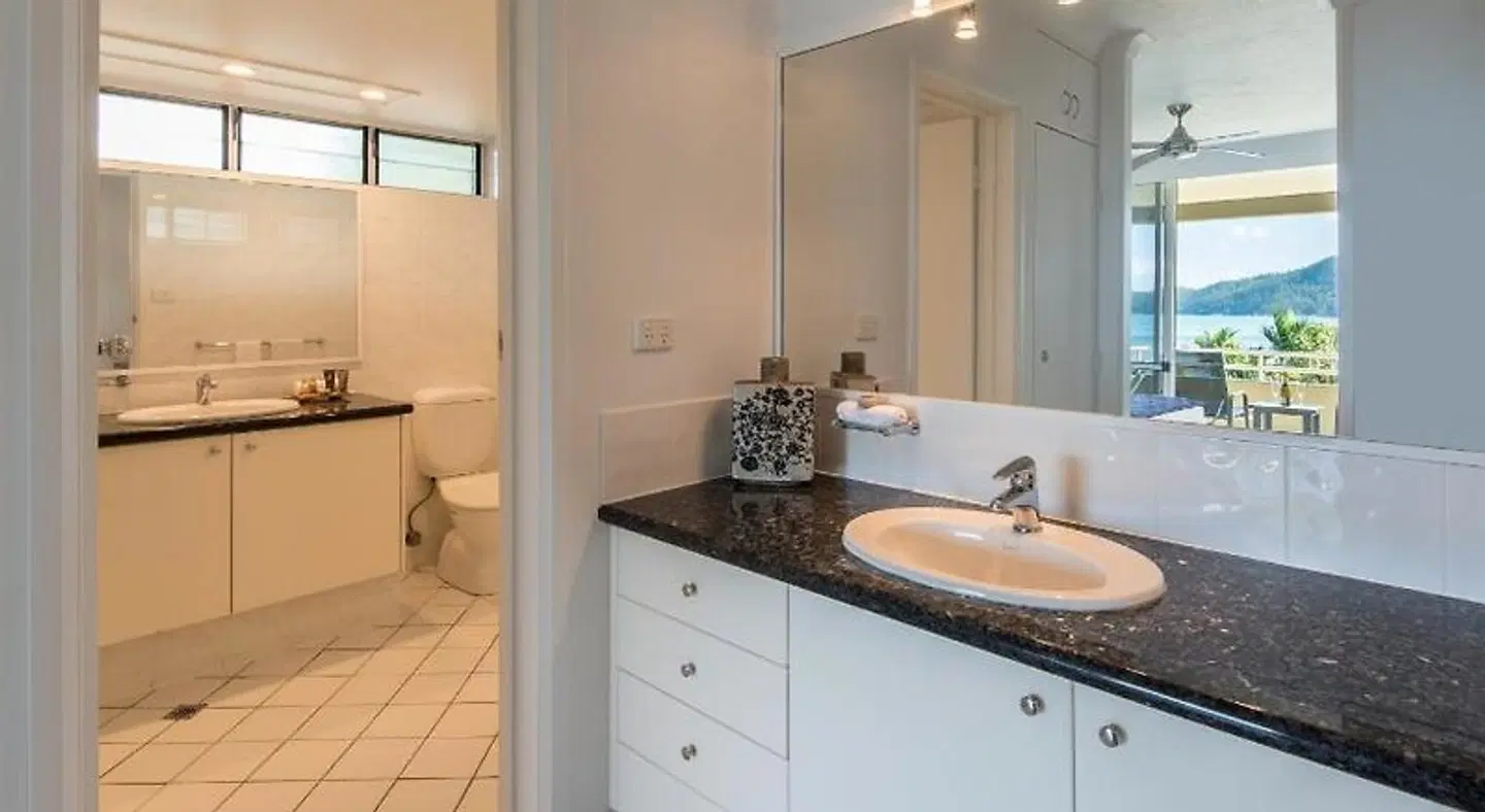 Hibiscus Apartments BATHROOM