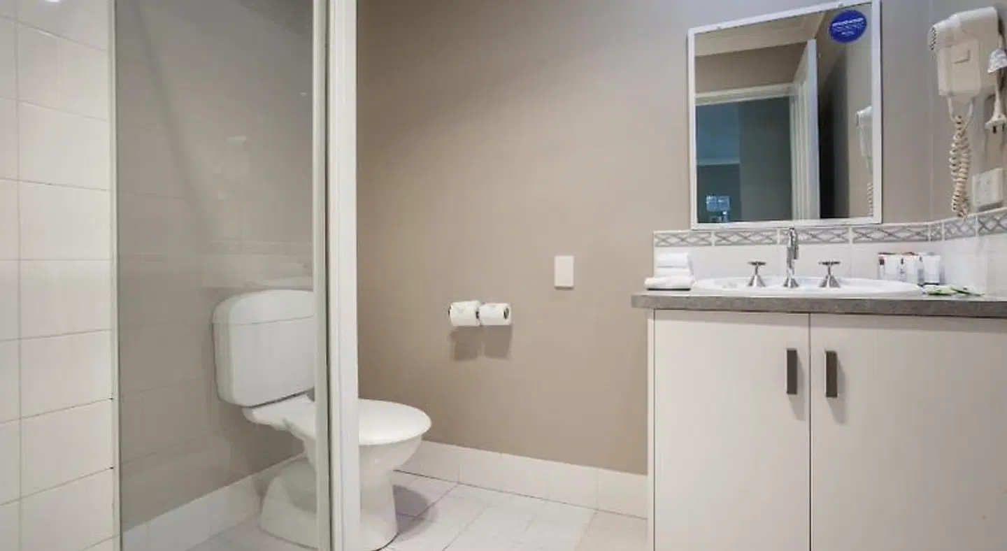 Quality Apartments Banksia Gardens. BATHROOM
