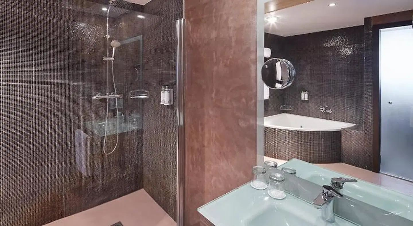 Gran Hotel Luna de Granada BATHROOM