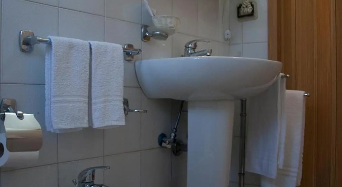 Sisters Hostel BATHROOM