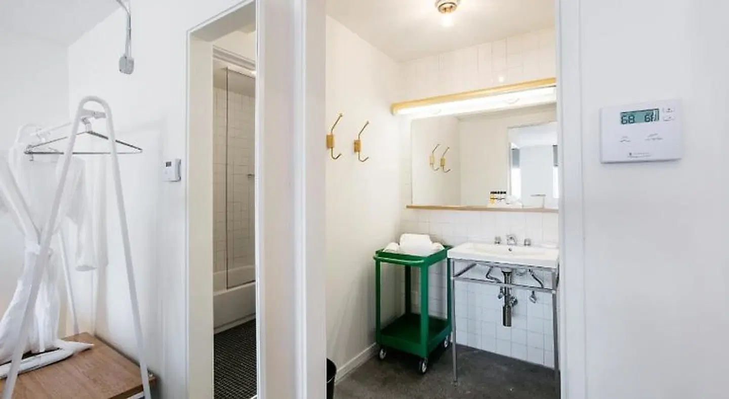 Trumbull and Porter Hotel BATHROOM