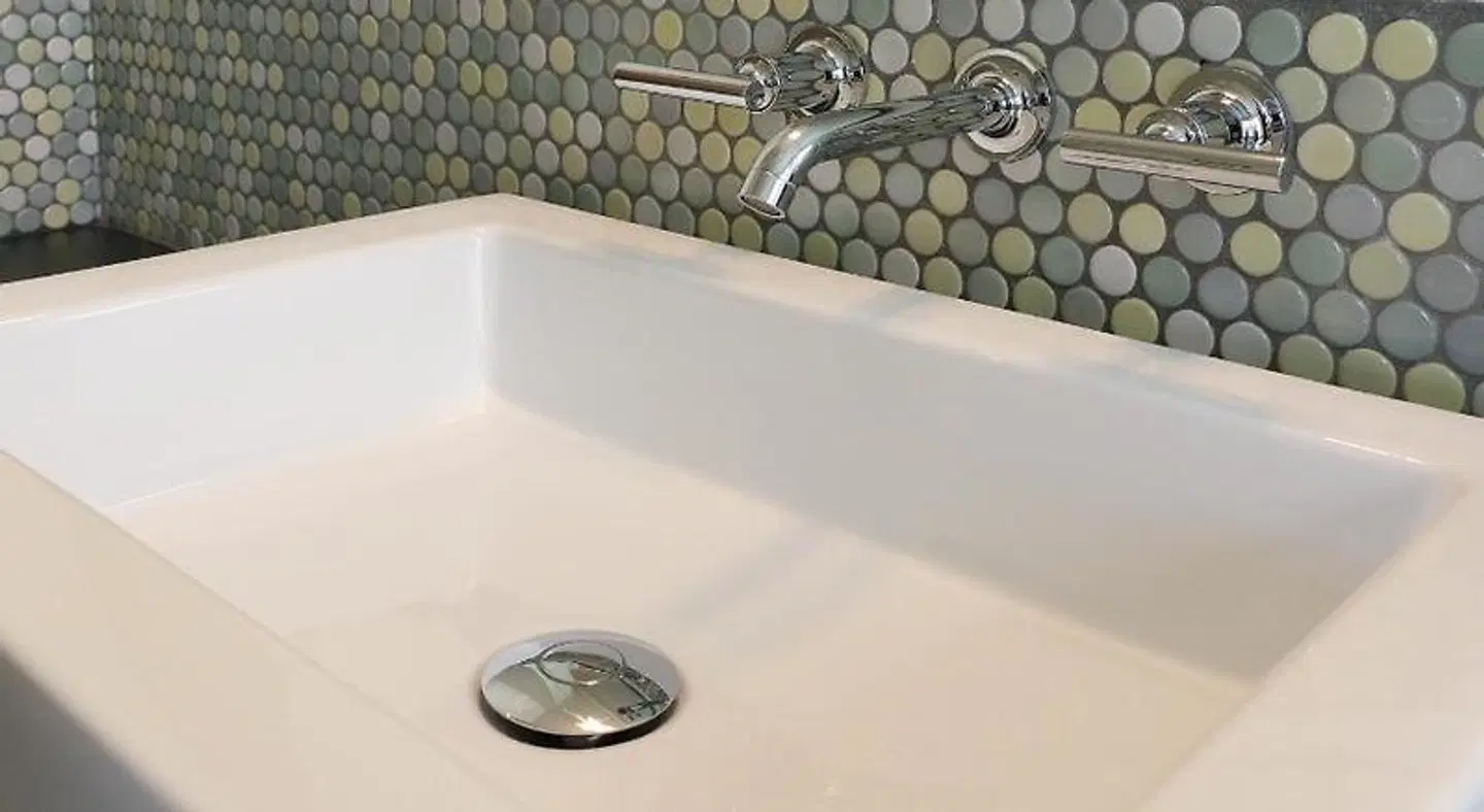 The Armstrong Hotel BATHROOM