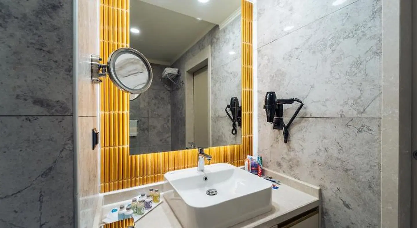 IC Hotels Airport BATHROOM