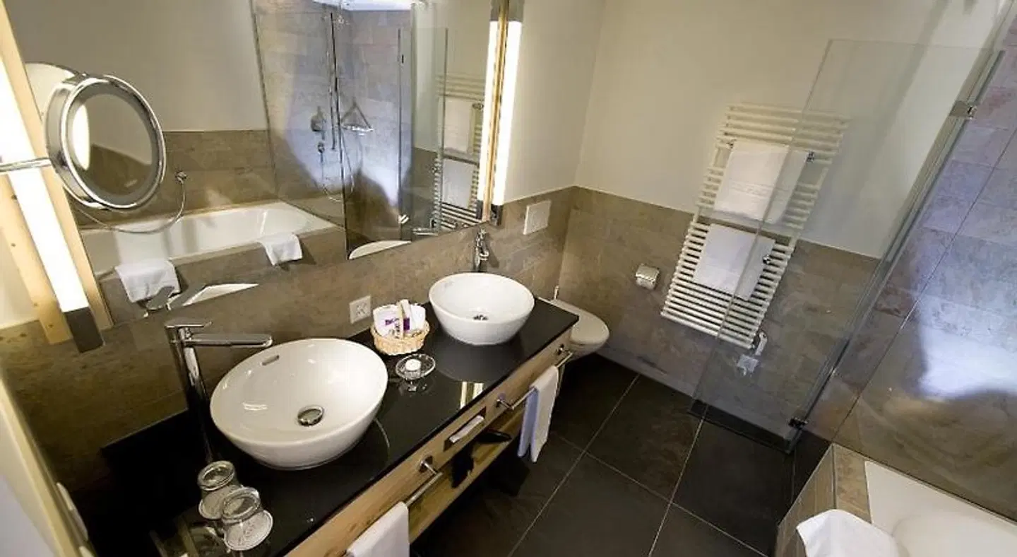 Les Hauts de Gstaad Golfhotel BATHROOM