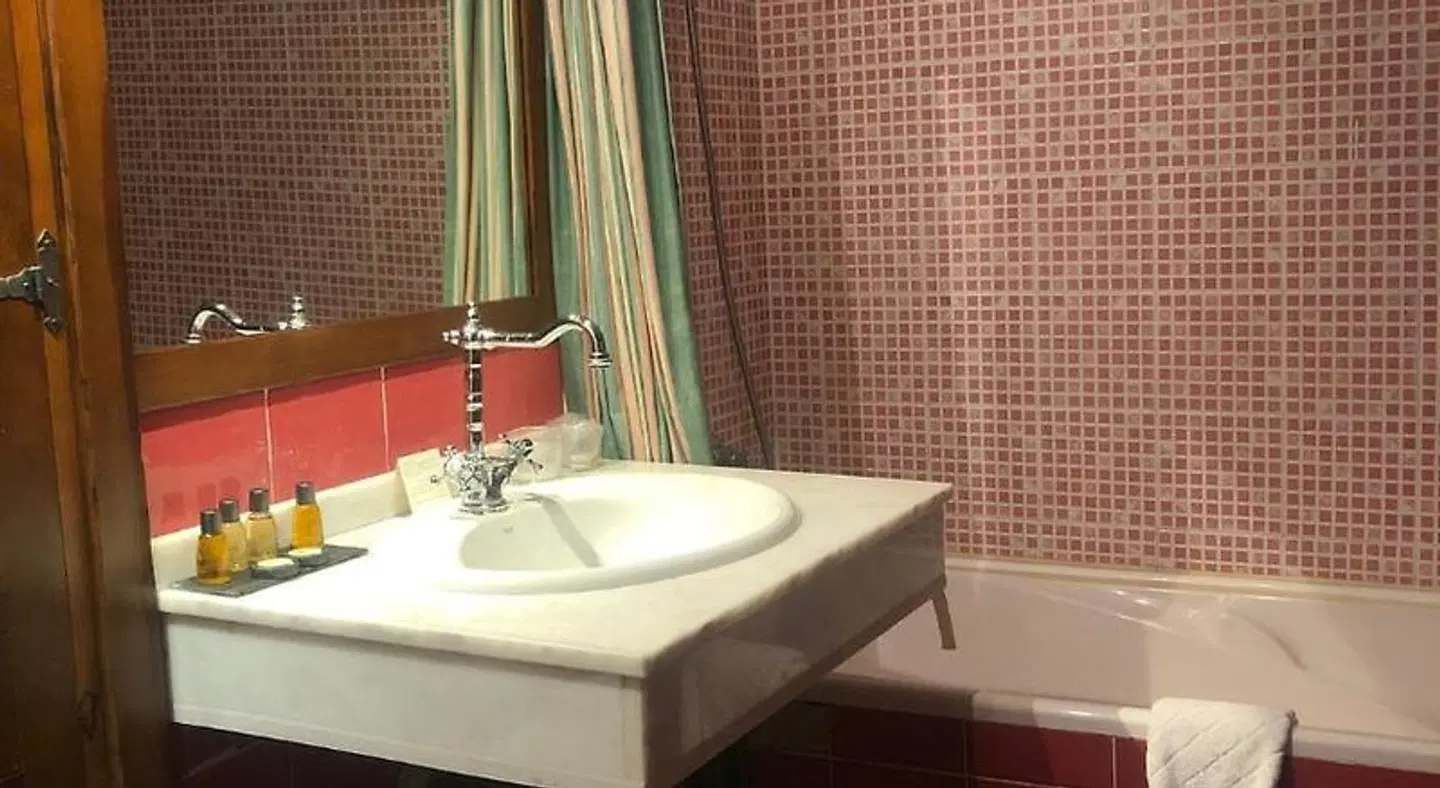 Posada Mingaseda BATHROOM