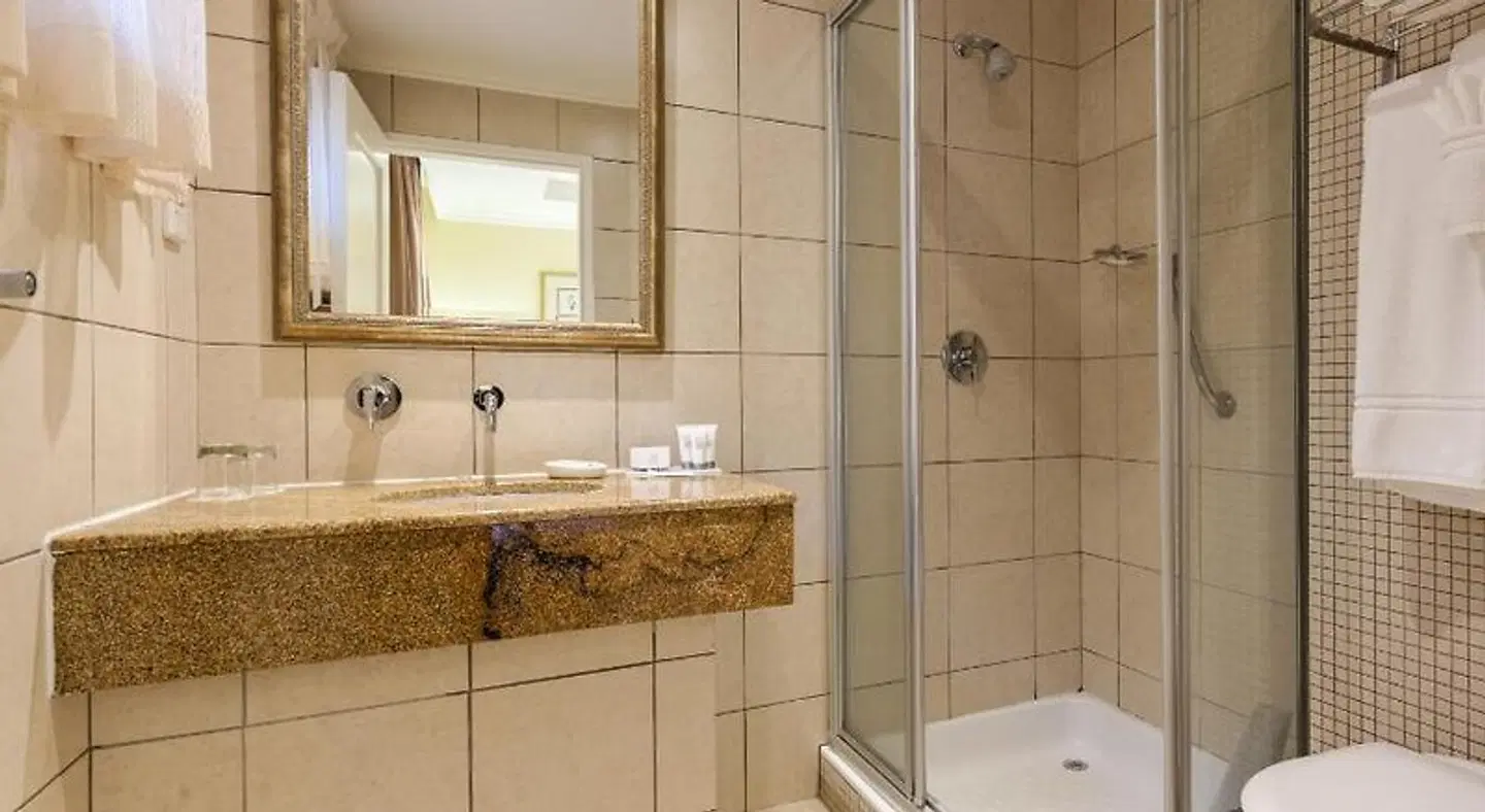 Courtyard Hotel Rosebank BATHROOM