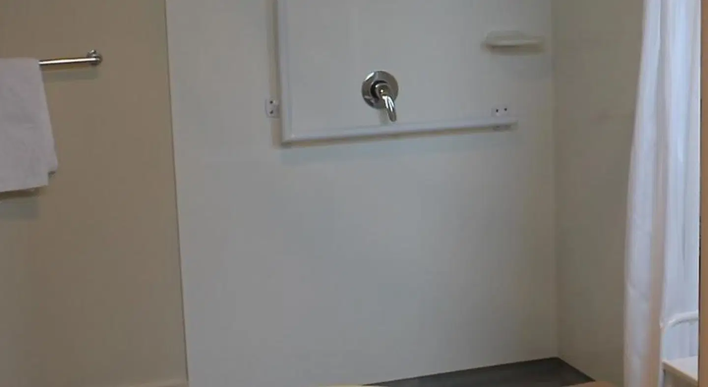 Alpine Rose Motel BATHROOM