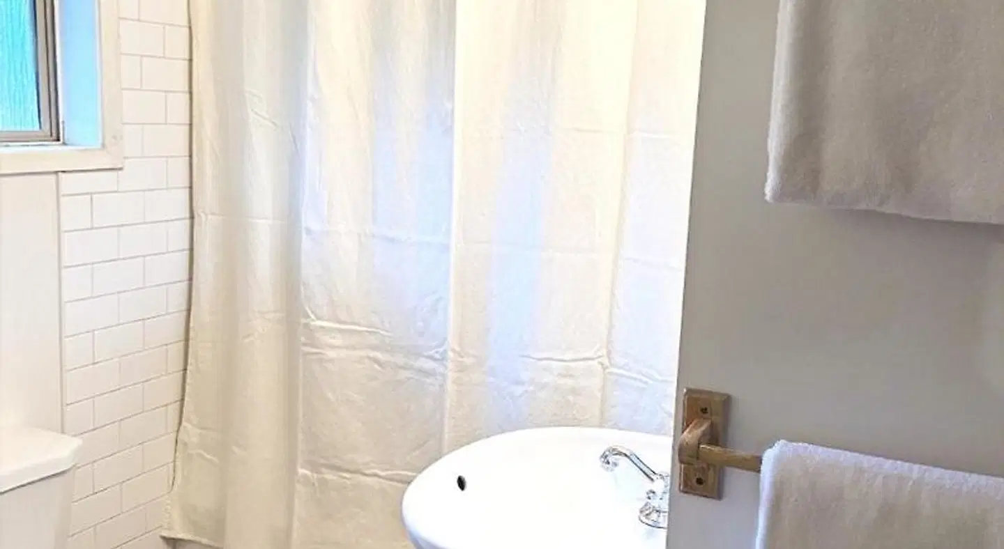 Wisteria Guest House BATHROOM