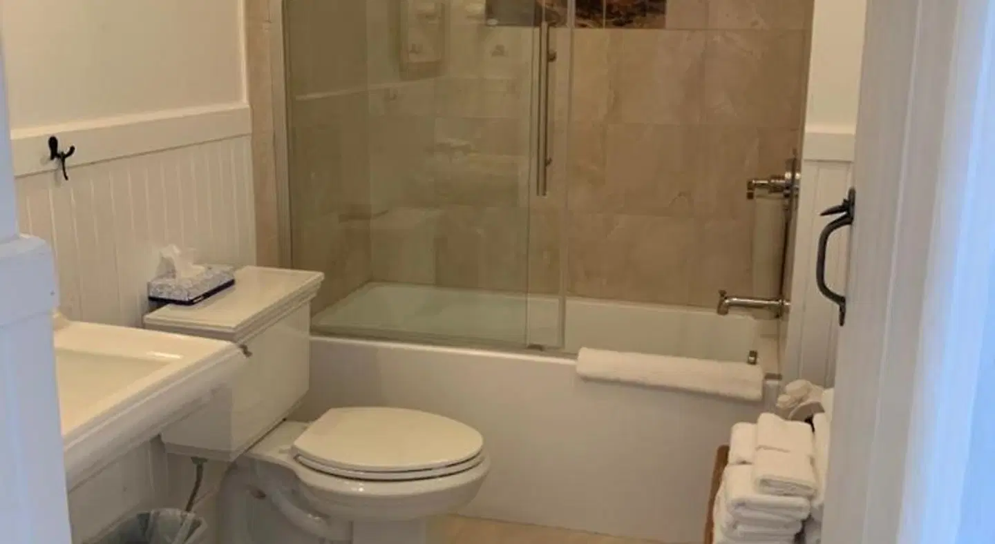 Au Pic de l'Aurore Motel-Chalets BATHROOM