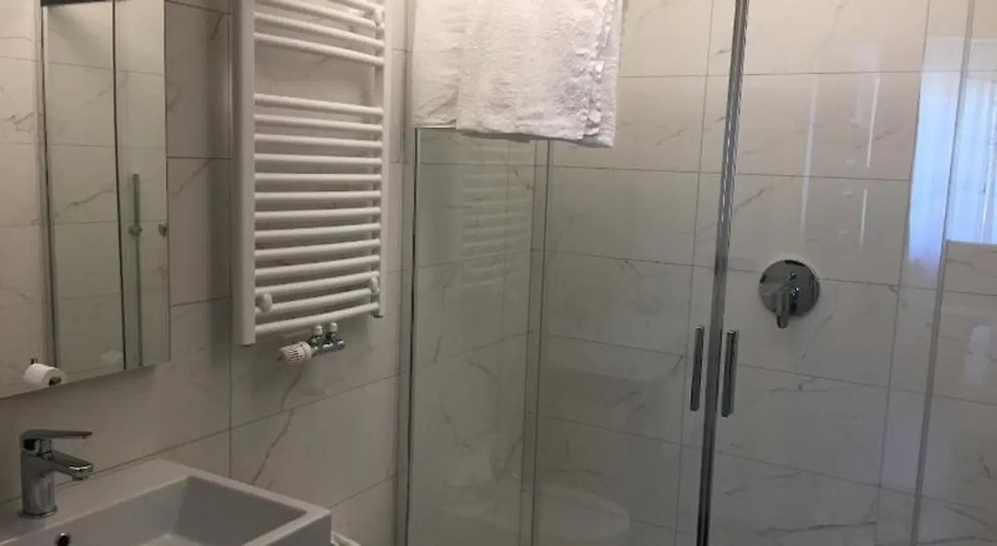 Tourist Hotel BATHROOM