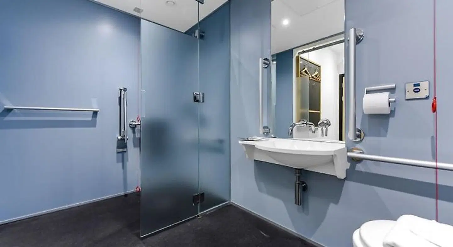 The Z Hotel Trafalgar BATHROOM