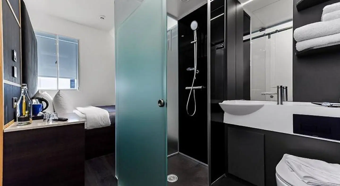 The Z Hotel Trafalgar BATHROOM