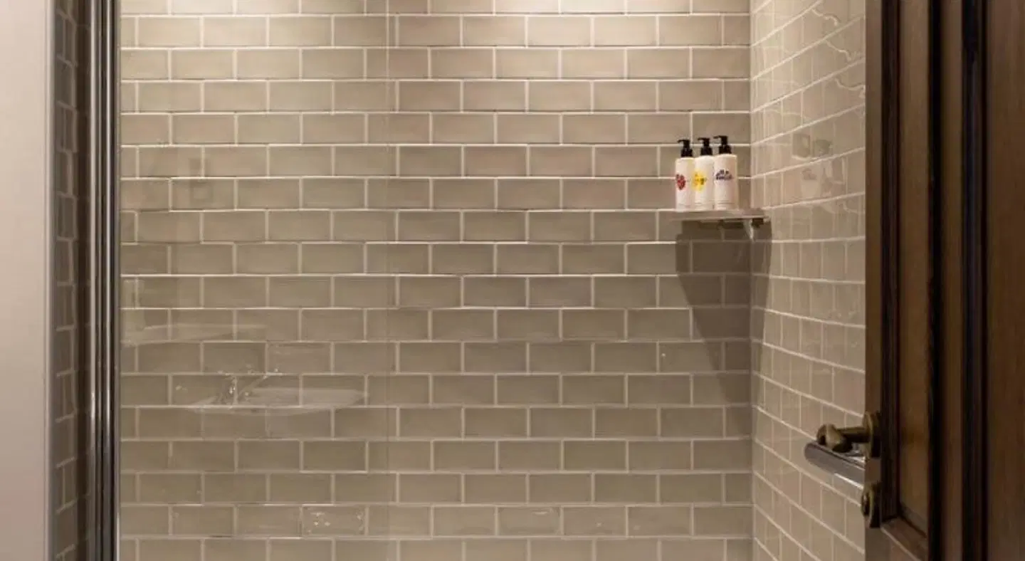 Coach & Horses Hotel BATHROOM