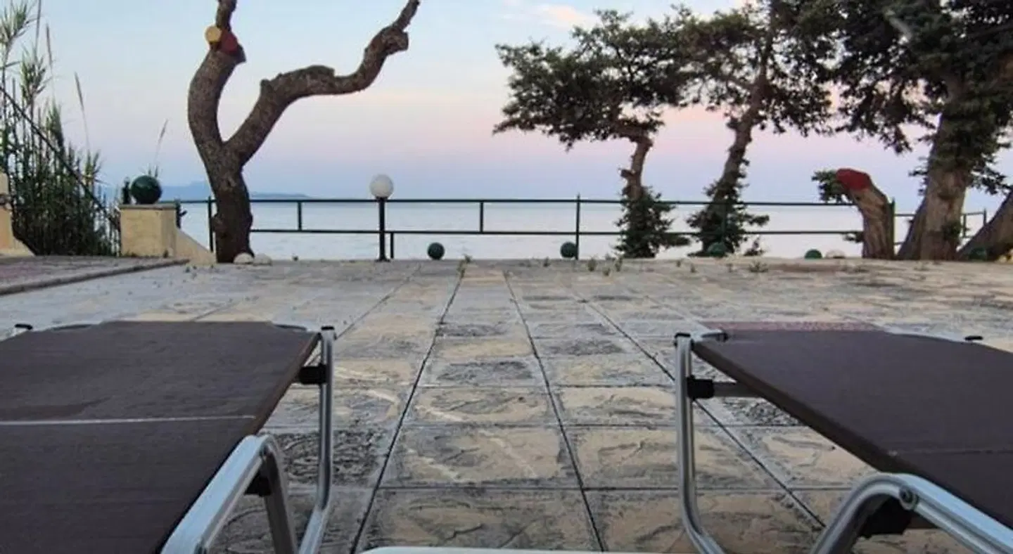 Silis Beach House TERRACE