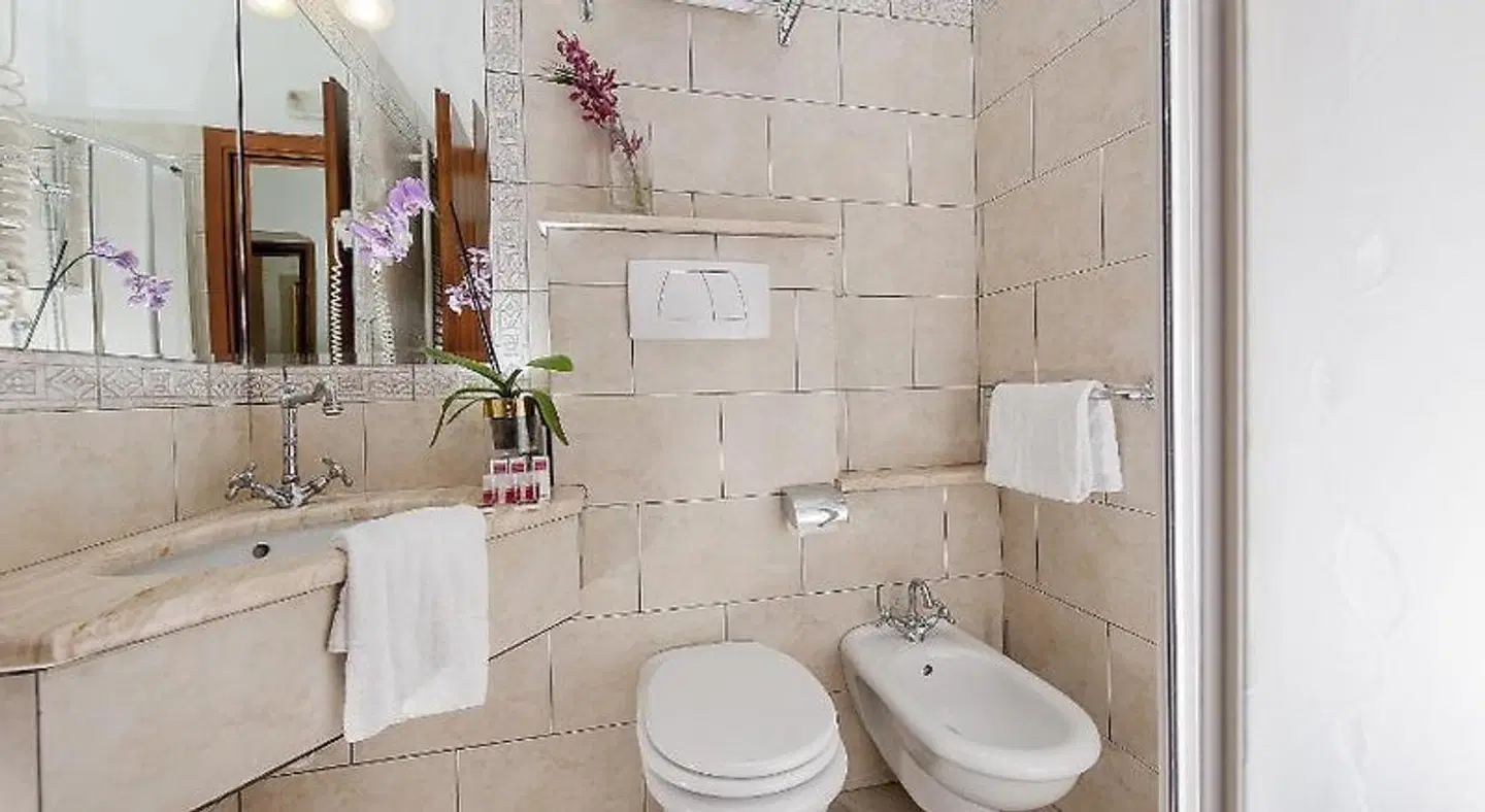 Hotel Des Artistes BATHROOM