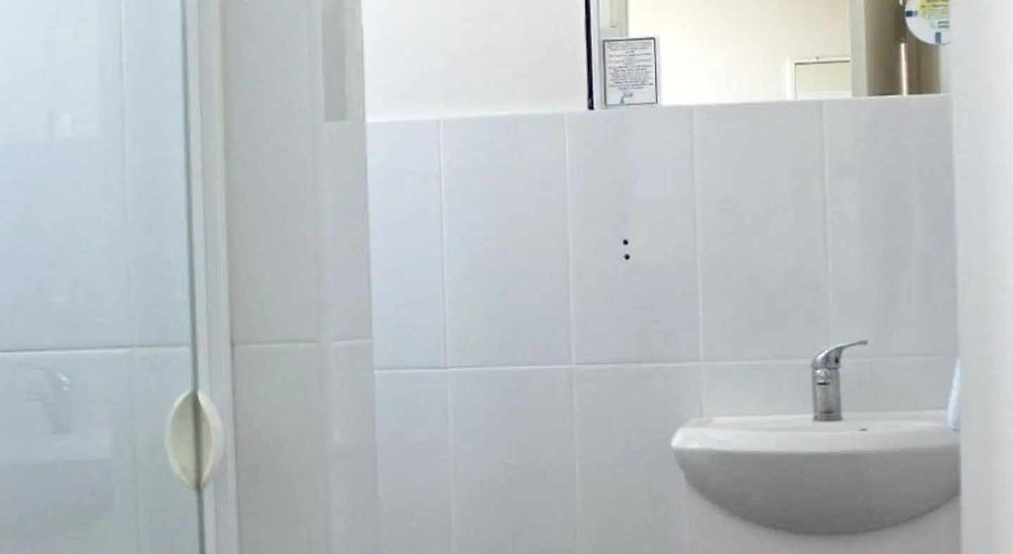 The Pink Hotel Coolangatta BATHROOM