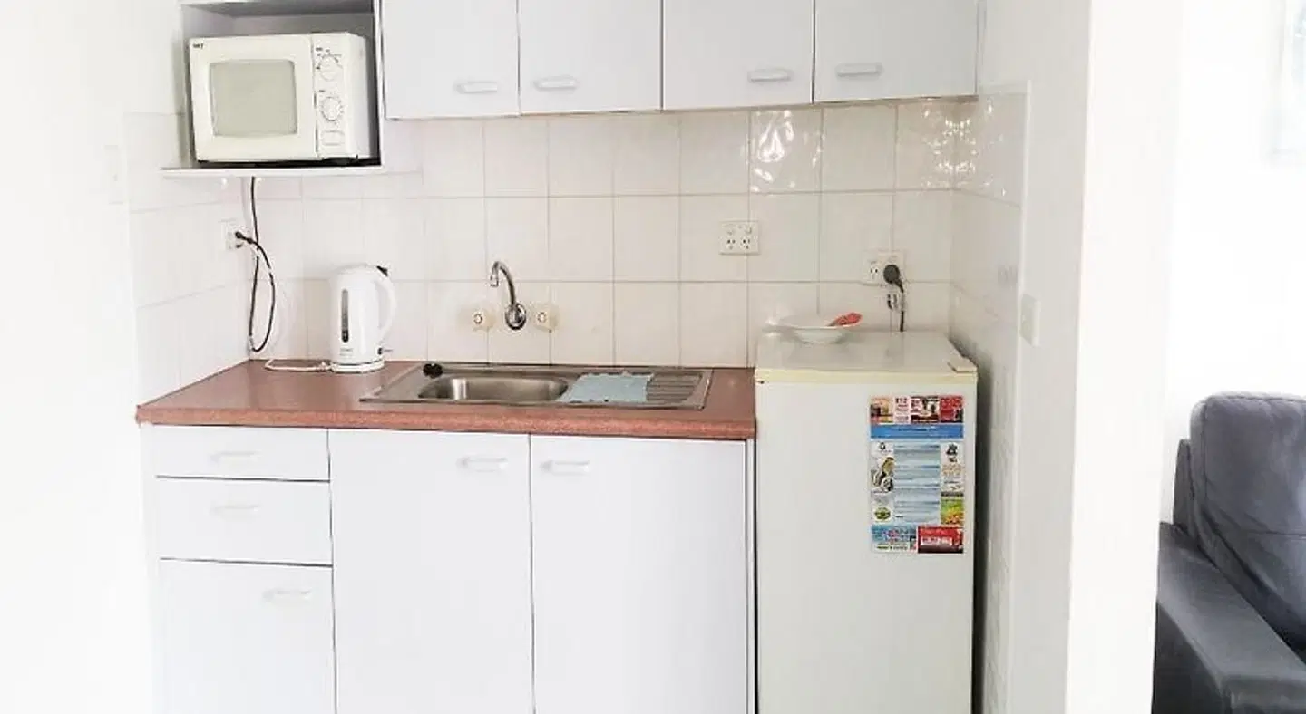 The Pink Hotel Coolangatta BATHROOM