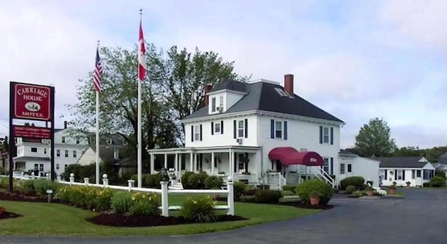 Carriage House Motel Cottages & Suites EXTERIOR